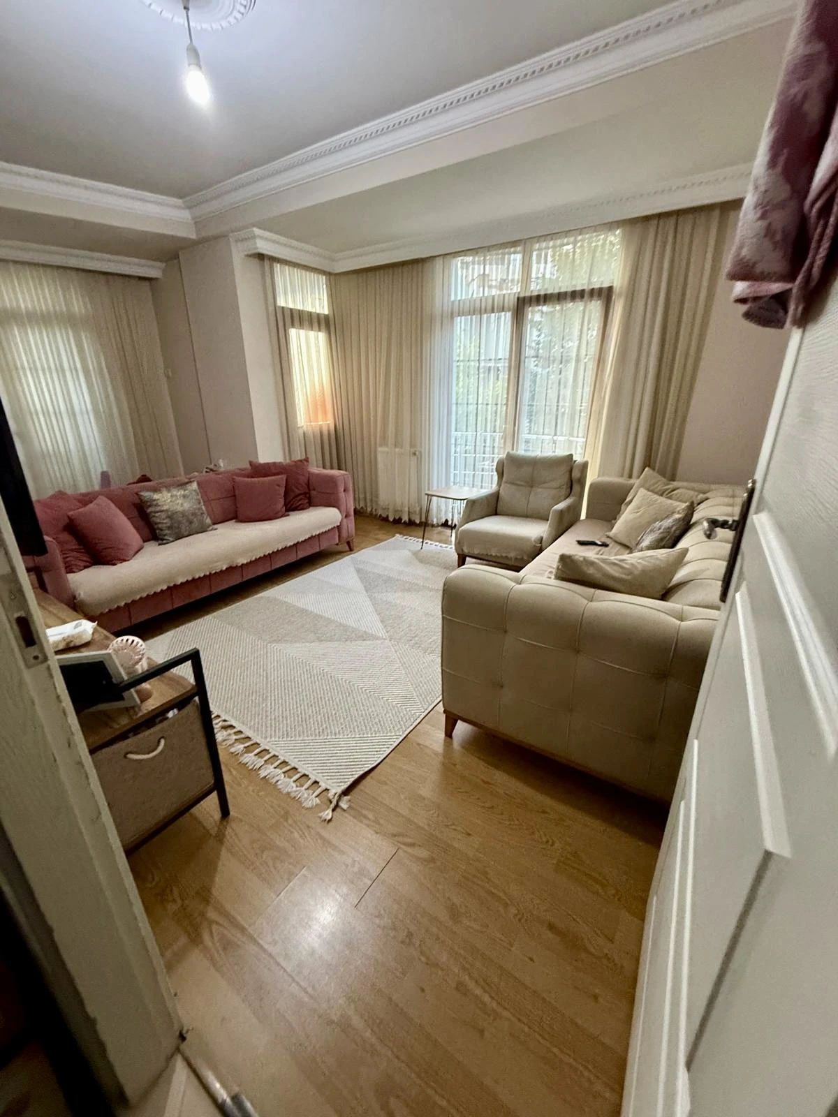 50. YIL MAHALLESI’NDE TRAMVAYA 50 ADIM 2+1  100 m2 2. KAT MASRAFSIZ SATILIK DAİRE