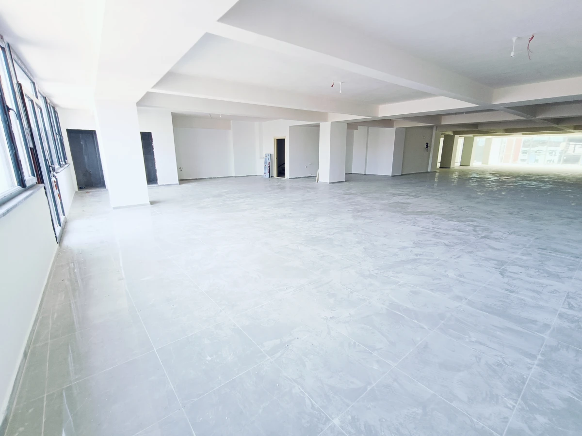 SULTANGAZİ BÖLGESİNDE TRAMVAY CADDESİNDE 500M² KİRALIK DÜKKAN