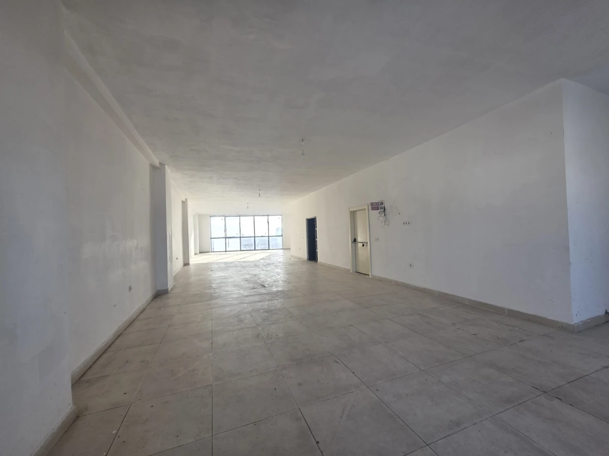 SULTANGAZİ BÖLGESİNDE TRAMVAY CADDESİNDE 200M² KİRALIK DÜKKAN